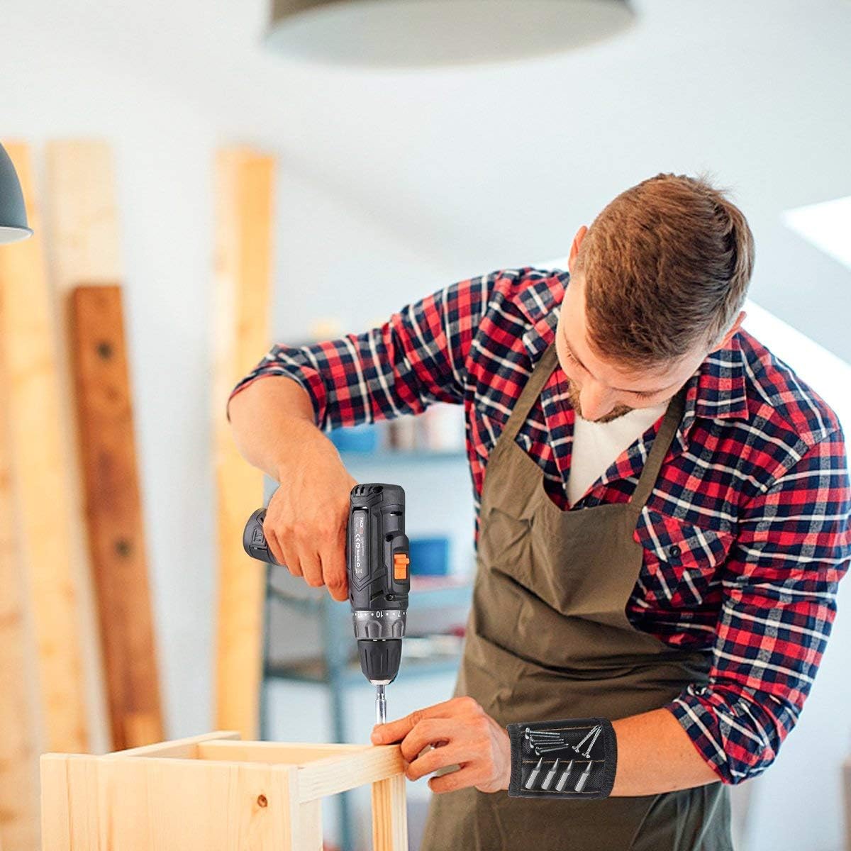 lightweight 2.4-ounce design that does not strain the wrist during overhead or ladder work