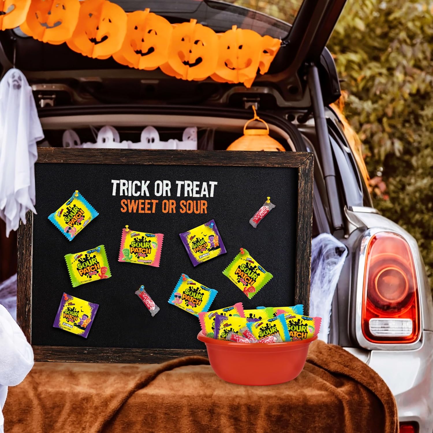 SOUR PATCH KIDS & SWEDISH FISH Bulk Halloween Candy – Ready-to-Give Pre-Portioned Bags for Teachers, Hosts, and Classroom Parents